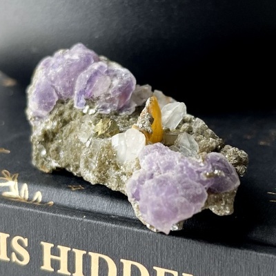 DRUSA&#x20;DE&#x20;QUARTZO&#x20;C&#x2F;&#x20;FLUORITE,&#x20;APATITE,&#x20;BARITE,&#x20;CALCOPIRITE&#x20;E&#x20;MUSCOVITE&#x20;PORTUGUESA