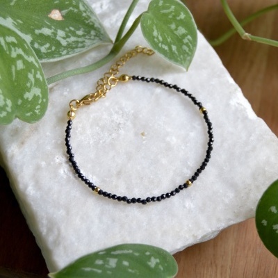 PULSEIRA&#x20;TURMALINA&#x20;NEGRA&#x20;C&#x2F;&#x20;CONTAS&#x20;DE&#x20;A&#x00C7;O&#x20;DOURADO