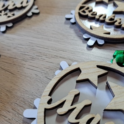 Bola de Natal em madeira c/Nome Próprio - Rapariga