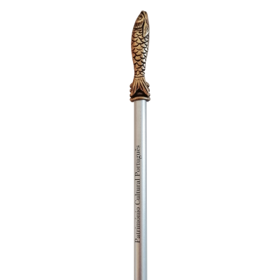 Varinha com cabo esculpido em forma de peixe e haste prateada com texto.