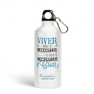 Garrafa desportiva branca com texto azul e preto e tampa preta com mosquetão