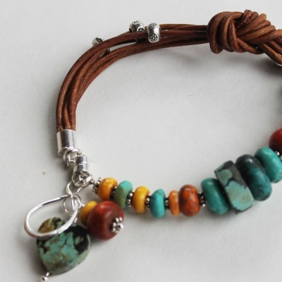 Pulseira com fios castanhos e contas coloridas de pedra