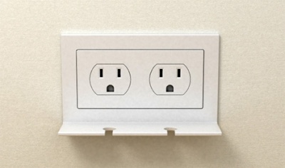 Tomada dupla embutida com suporte plástico branco numa parede creme