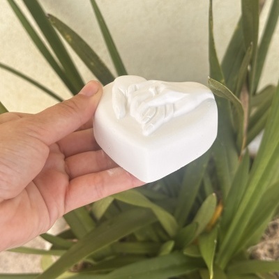 Coração com mãos unidas com anel - médio