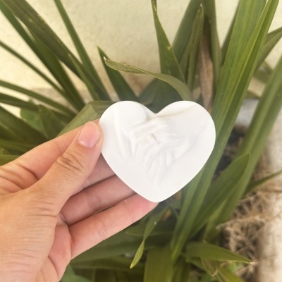 Coração com mãos unidas com anel - pequeno