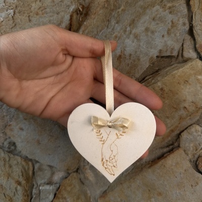 Coração para pendurar com mãos dadas