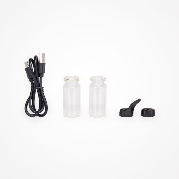 MINI ATOMIZADOR AFTERSHAVE MISTER TRATAMENTOS STYLANCE Conjunto de cabo USB preto, garrafas de vidro transparentes e peças plásticas pretas sobre fundo branco