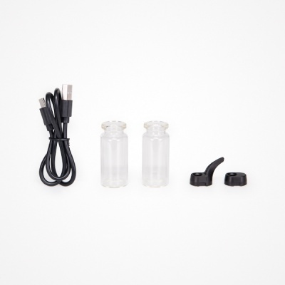 Conjunto de cabo USB preto, garrafas de vidro transparentes e peças plásticas pretas sobre fundo branco