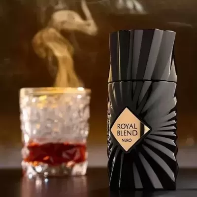 Frasco preto texturizado Royal Blend Nero com copo de bebida vaporizada e fundo escuro