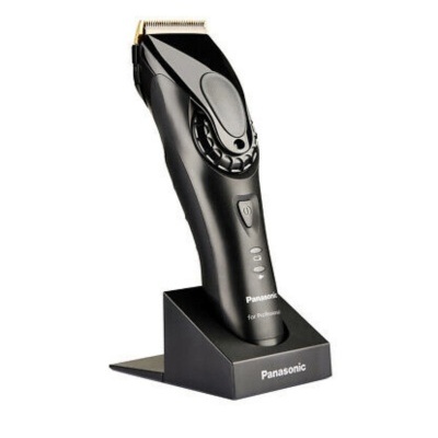 Aparelho de cortar cabelo Panasonic preto com base de carregamento.