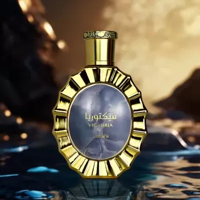 Frasco de perfume dourado com etiqueta azul em superfície azul