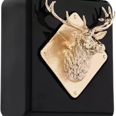 Frasco de perfume preto com cabeça de alce dourada em relevo