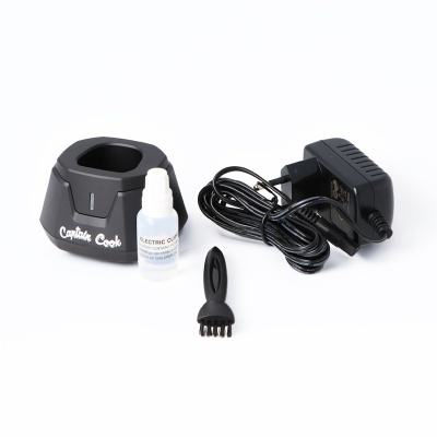 Conjunto de carregador, líquido em frasco, escova e adaptador preto sobre fundo branco