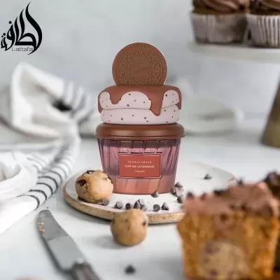 Frasco decorativo com tampa em forma de donut e bolacha, em prato com bolachas e pepitas de chocolate