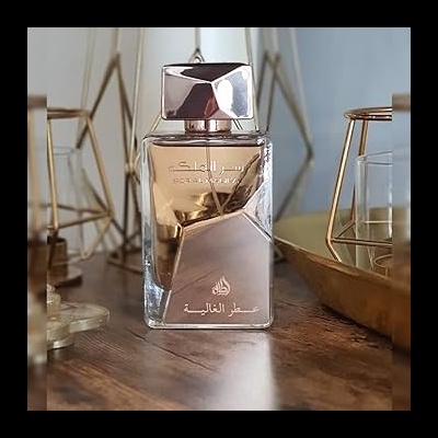 Frasco de perfume transparente com líquido castanho claro e tampa metálica