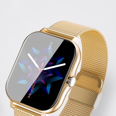 Relógio inteligente dourado com ecrã digital e bracelete de malha metálica