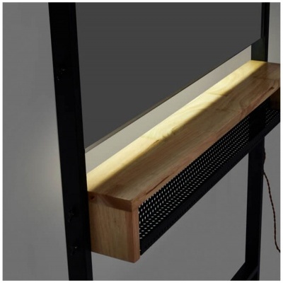 Prateleira de madeira clara com iluminação embutida e estrutura metálica preta