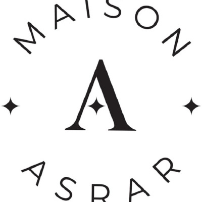 Logótipo MAISON ASRAR com letra A central e estrelas pretas.