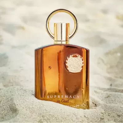 Frasco âmbar de perfume SUPREMACY in Oud na areia da praia