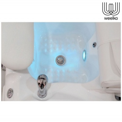 Banheira de hidromassagem branca com iluminação azul e assento acolchoado