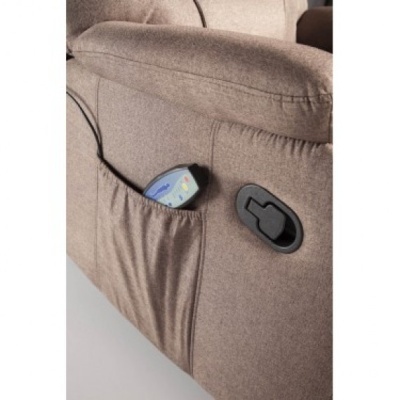 Sofá castanho claro com bolso lateral e comando remoto