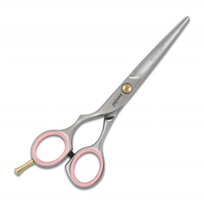 Tesoura profissional prata com anéis rosa e texto JAGUAR e RELAX LINE