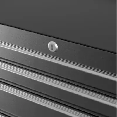 Gavetas metálicas cinza com fechadura prateada.