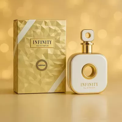 Frasco branco e dourado de perfume Infinity ao lado da caixa dourada texturada com o texto Infinity Eau de Fartum