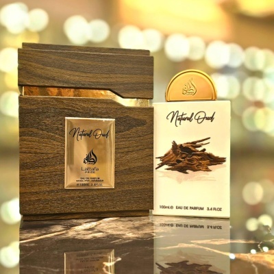 Frasco e embalagem de perfume Natural Oud com design em madeira e embalagem branca.