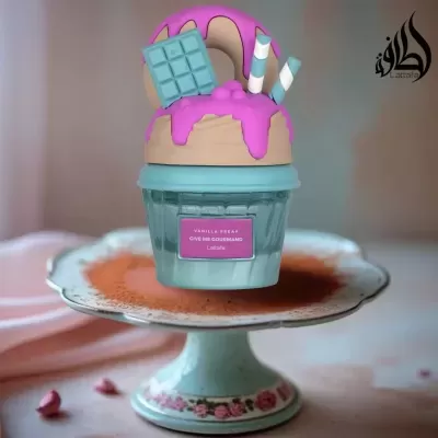 Frasco de perfume decorado com tema doce sentado num suporte cerâmico