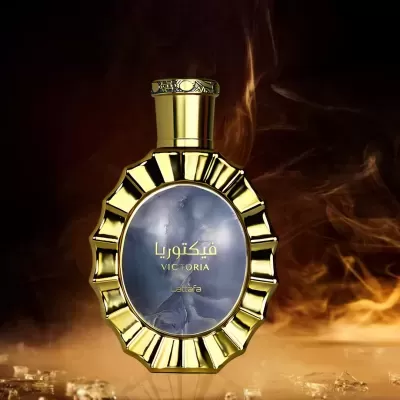 Frasco dourado de perfume Victoria da Lattafa sobre fundo escuro fumegante