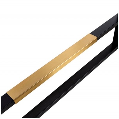 Peça em metal preto e dourado com fundo branco