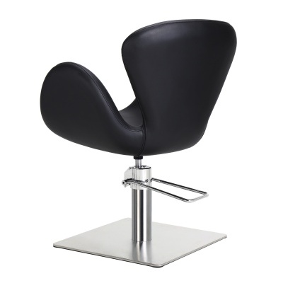 cadeira de salão preta em couro com base metálica cromada