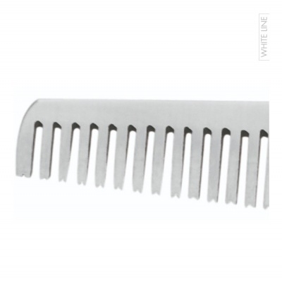 Pente branco com dentes largos sobre fundo branco