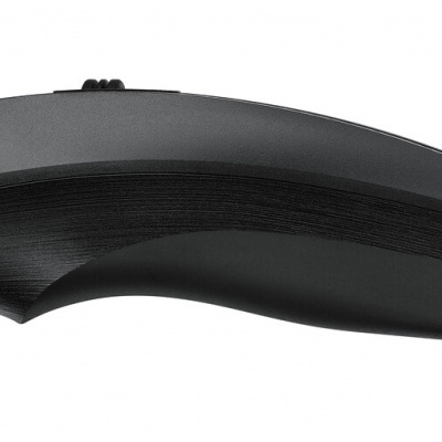 Máquina de cortar cabelo preta com detalhes cromados em fundo branco