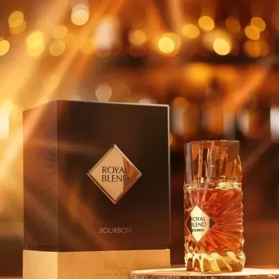 Embalagem e garrafa de bourbon Royal Blend com base de madeira e luzes desfocadas amarelas ao fundo