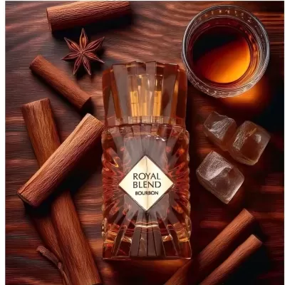 Garrafa de Bourbon Royal Blend com paus de canela, cubos de gelo e copo na madeira