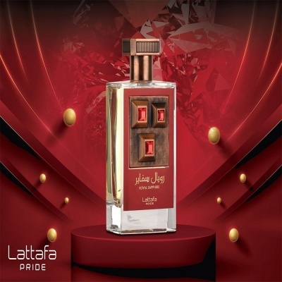 Frasco de perfume Royal Saphire sobre base vermelha com fundo vermelho e elementos dourados