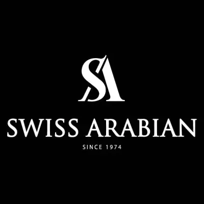 Logótipo branco 'SA' e texto 'SWISS ARABIAN SINCE 1974' em fundo preto
