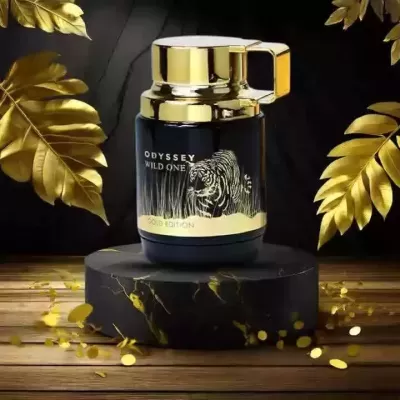 Frasco de perfume preto e dourado com tampa metálica e tigre, sobre base preta com veios dourados