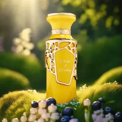 Frasco amarelo de perfume com detalhes dourados em cenário natural com flores e bagas