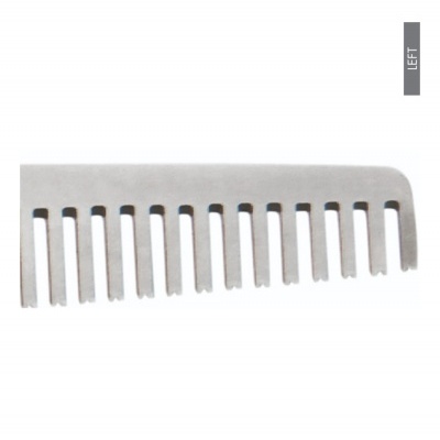 Pente branco de plástico com dentes largos e a palavra LEFT em cinza
