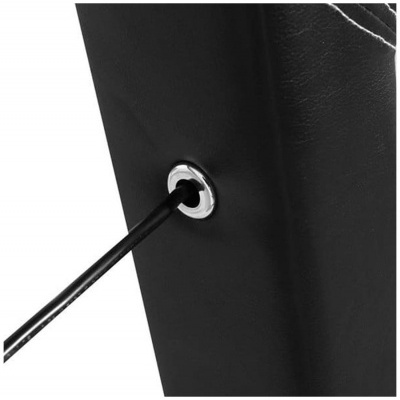 Argola metálica prateada com cabo preto inserido em fundo preto texturizado