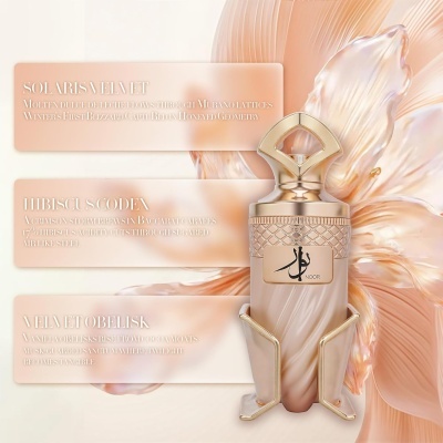 Frasco de perfume perlado com detalhes dourados e suporte, com fundo floral cor-de-pêssego e texto descritivo ao lado.