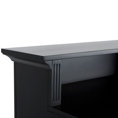 Parte superior de móvel preto com detalhes verticais decorativos