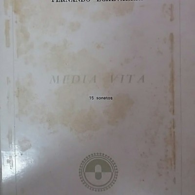 Capa de livro esbranquiçada com texto e manchas visíveis.