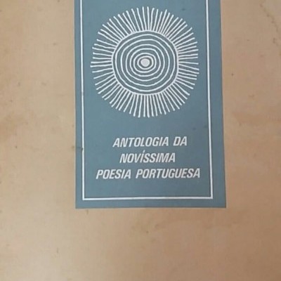 Capa de livro bege com retângulo azul contendo título e autores em branco e texto editorial em preto