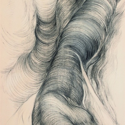 Desenho abstrato a carvão com linhas curvas e texturizadas em papel creme