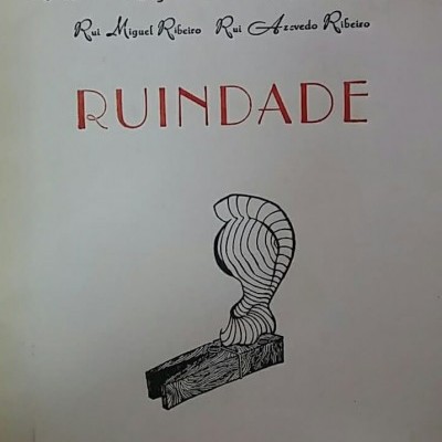 Capa com nomes, palavra RUINDADE a vermelho e desenho de escultura abstrata.