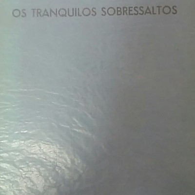 Capa de livro azul com título e autor em dourado e logótipo de editora